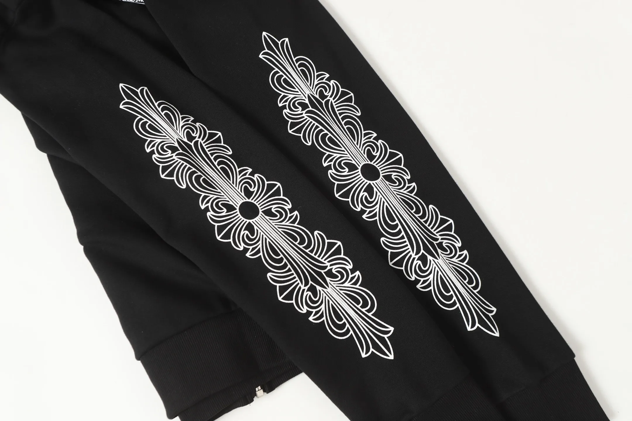 P250 #K31 Cross-border model, please do not place an order if you are pursuing quality - Chrome Hearts/Chrome Hearts 23ss scroll horseshoe print zipper sweatshirt cardigan jacket - High weight, high density and high quality. The wool is soft, delicate and skin-friendly. It feels soft and silky. It has excellent warmth and skin-friendly properties. - Custom-woven and dyed with no color difference. No matter the fabric or workmanship details, it beats the ordinary version on the market. - Hardware zipper accessories are all customized and full of details. -Colour: black white -Size: S M L XL